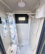 Sanitärcontainer mit Dusche, WC und Urinal